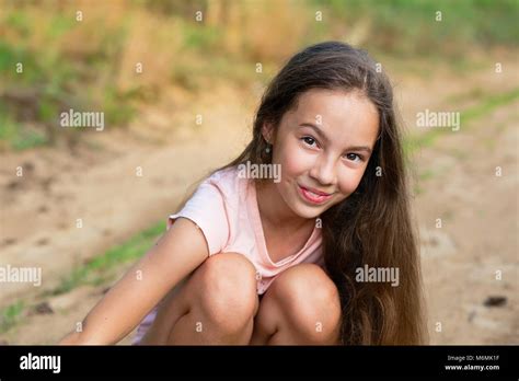 Gerne Kleine Mädchen Aufgeregt Cute Teen Mädchen Lächelnd Auf Sommer