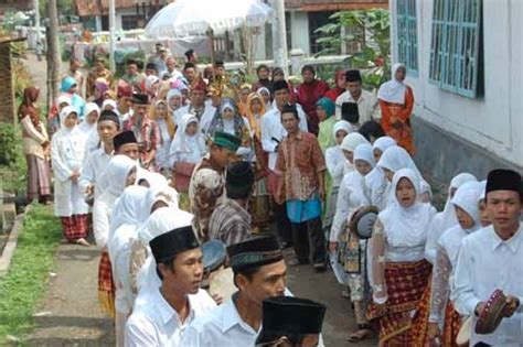 Dalam agama islam sudah jelas mana pernikahan yang dilarang dan mana yang diperbolehkan. Waylima Sangun Jaya: PENGARUH BUDAYA ISLAM TERHADAP ADAT ...
