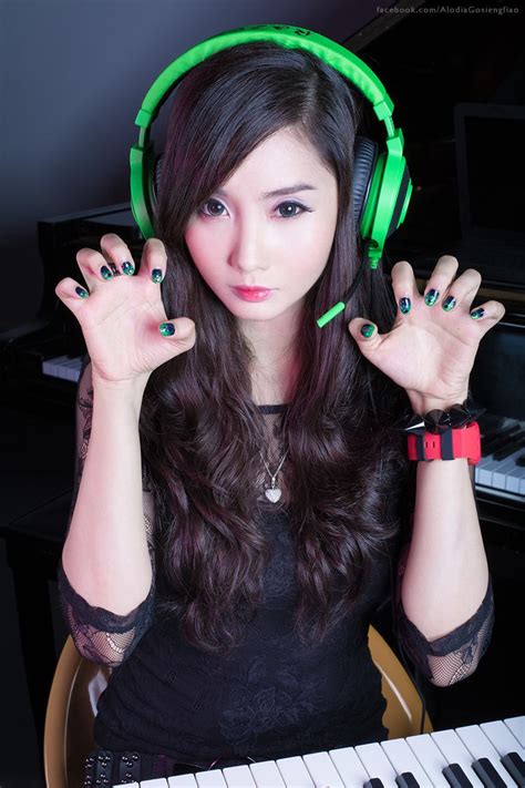 Gamer Girls 7 Reasons Why We Love Them Gamers Decide