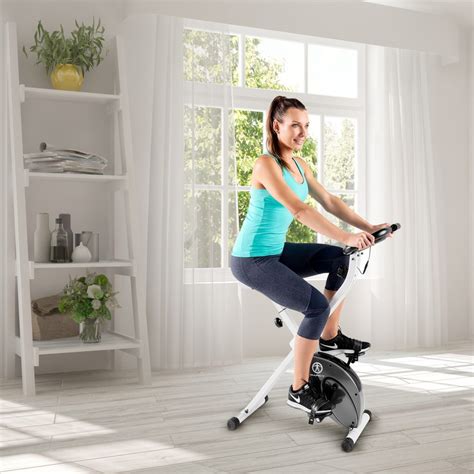 Jetzt ziehen sie die knie zur brust. Workout für Zuhause: Übungen zum Abnehmen und Tipps zum ...
