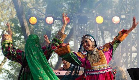 Girls Dancing To The Afghan Music Afghanistan Culture Afghan Music