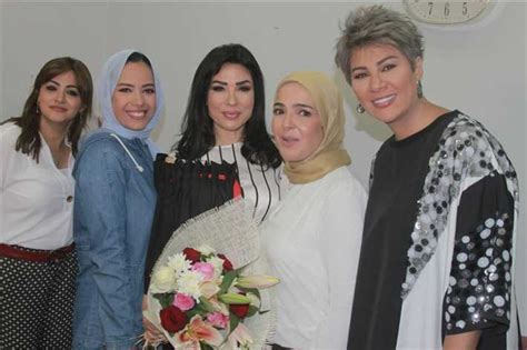 رغم ان برنامج الستات مايعرفوش يكدبوا هو في البداية والنهاية برنامج نسائي مرح يندرج تحدت قائمة برامج المنوعات المسلية، الا ان وحاولت مقدمات البرنامج منى عبد الغني، و مفيدة شيحة و سهير جودة تدارك الامر وقمن بتوجيه بعض الاسئلة الجديدة له الا ان دموعه غلبته. بالصور- مفاجأة "الستات مايعرفوش يكدبوا" لسهير جودة | خبر ...