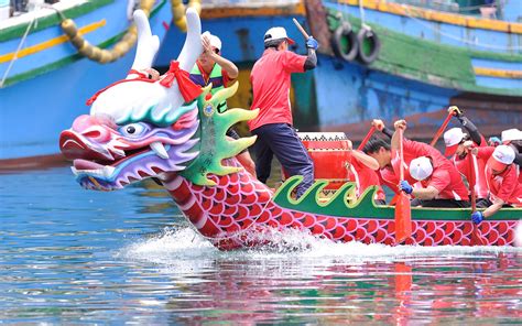 Dragon boat festival is a common festival in china and taiwan and it is celebrated with great enthusiasm. 39 fun photos of Lukang Dragon Boat Festival in Taiwan ...