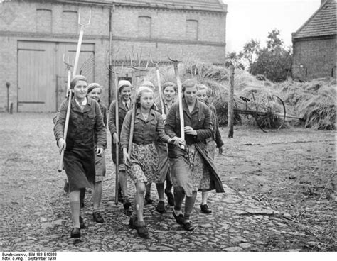 [photo] Members Of The League Of German Girls On Farming Duty Sep 1939 World War Ii Database