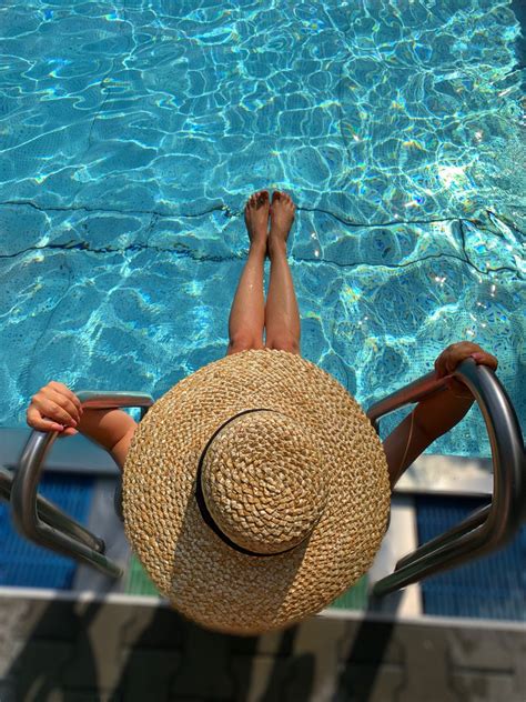 бассейн шляпа девушка в бассейне со шляпой идеи фото в бассейне Summer Sea Society