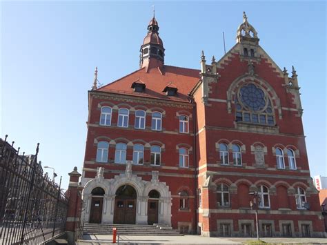 Budynek wykazuje się wysokimi wartościami artystycznymi, jak również historycznymi. Katowice - Budynek Liceum Ogólnokształcącego im. Adama ...