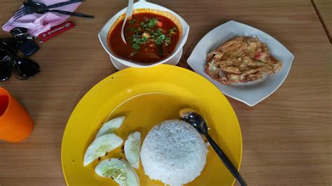 Coconut rice with spicy sweet ayam goreng berempah (spiced fried chicken). Hot Nasi Kukus Ayam Goreng Berempah - Aku Seorang Traveler