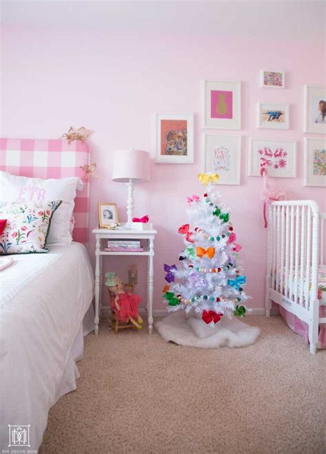 Because children's room deserve some design love, too. Christmas Kids Bedroom: Girly Christmas Decor - DIY Decor Mom