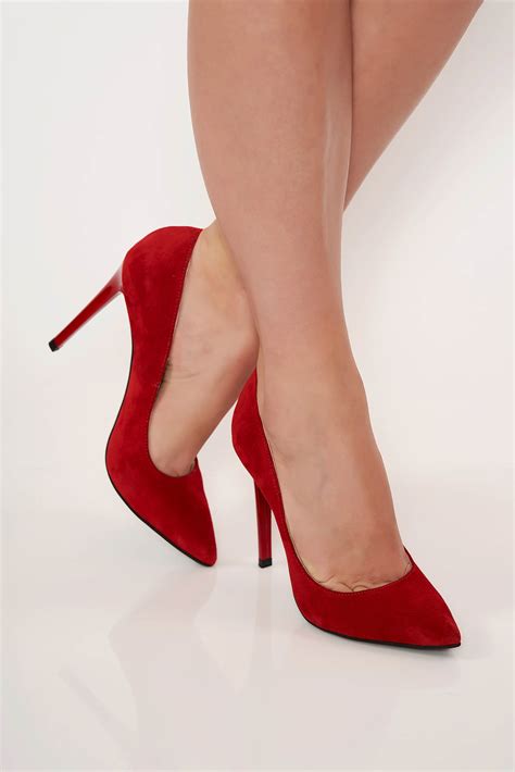 Piros magassarkú elegáns cipő enyhén hegyes orral