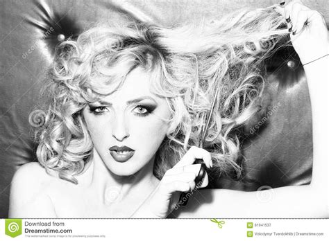Sexig blondin med sax fotografering för bildbyråer Bild av modell