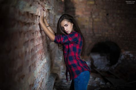 Papel De Parede Mulheres Modelo 500px Plaid Shirt Jeans Tijolos Morena Olhando Para O