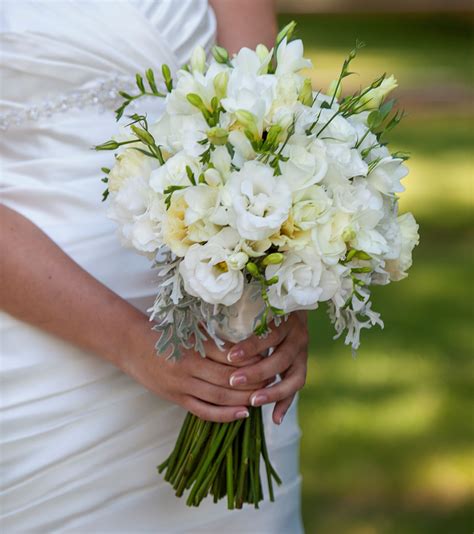 Flowers that look like roses with pink ranunculus flower. White lisianthus, soft yellow lisianthus, vendella roses ...