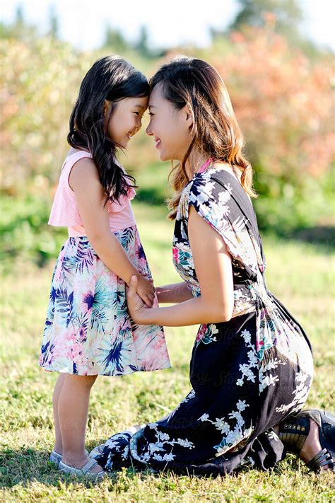 happy asian mother and daughter in a park del colaborador de stocksy take a pix media stocksy