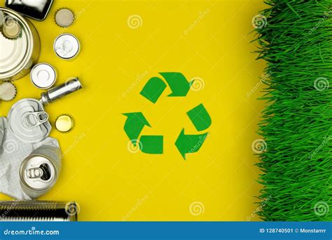 El Verde Recicla La Muestra Con Basura Del Aluminio Del Metal Imagen De