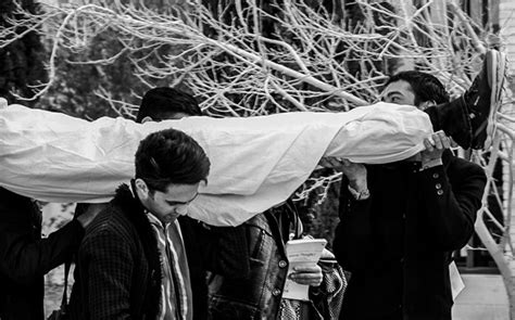 فرارو تصاویر خوابیدن داوطلبانه در قبر