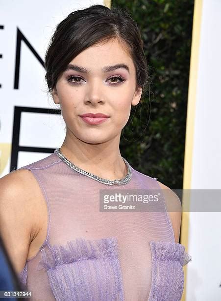 Hailee Steinfeld Golden Globes Photos And Premium High Res Pictures