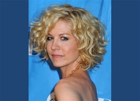Jenna Elfman S Short Layered Hairstyle With Ribbon Curls