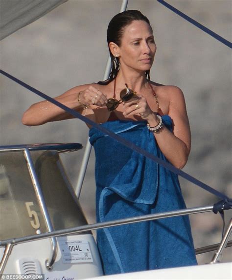 Natalie Imbruglia Shows Off Her Rock Hard Torso During Boat Outing In