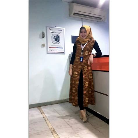 Yuk, ciptakan gaya baru dari style kantoran untuk pemilik tubuh plus size ini! 25+ Model Baju Batik Kantor Wanita 2019 (Modern, Casual & Elegan) - HijabTuts