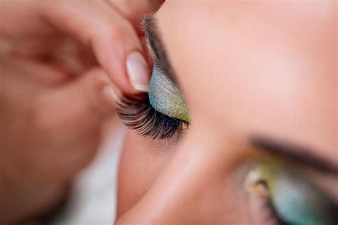 Premium Photo Close Up Of A Makeup Artist Applying The False Eyelashes To Model