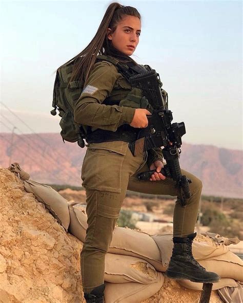 Pin De Max Luiz Em 女性時尚 Mulheres Militares Menina Com Armas Farda