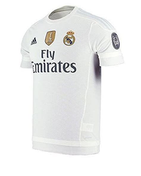 Carles puyol präsentierte das neue shirt. Klubvergleich: Real Madrid vs FC Barcelona 2015/16