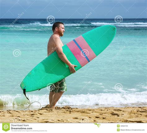 Surfista Con Il Surf Nell Oceano Immagine Stock Immagine Di Bordo Adulto