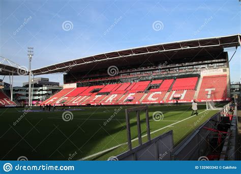 Het fc utrecht thuisshirt wordt traditioneel gekenmerkt door het diagonale rode en witte vlak over het shirt. Het Stadion Van Het Footbalvoetbal Van FC Utrecht Genoemde ...