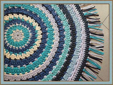 Malla cuadrada plástica (la puedes conseguir en las ferreterías) alfombra trapillo, crochet | Crochet rug, Crochet patterns, Learn to crochet