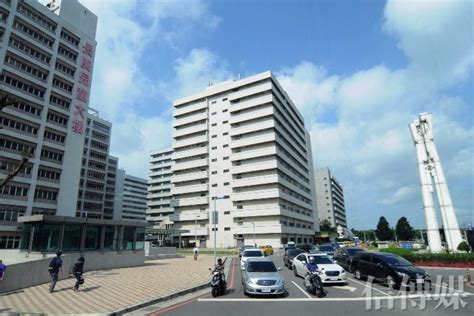 巴士920(方向：捷運府中站)於林口啟智學校開出，途經44個站點，到達萬坪公園。 夏大飯店 • 醫學大樓 • 長庚醫院 • 高公局 • 昌平街口 • 思源中央路口 • 頭前國中(思源路口) • 幸福路口 • 仁義里 • 思源復興路口 • 臺北醫院 • 捷運頭前庄站(思源路) • 捷運新埔. 妙禪插隊看病插曲 長庚醫院是內鬥業力引爆還是螺絲鬆了？ | 信傳媒