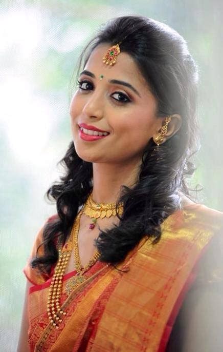 Simple hairstyle for saree pictures. South Indian bride hairstyle ideas. Top best South Indian ...