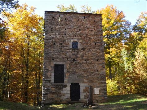 L'agriturismo accipicchia di ancona , si trova immerso nella natura del parco del conero, a poca distanza dalla baia di portonovo, una delle più belle e rinomate località l'agriturismo si estende su di un terreno di oltre 17 ettari: Il Parco del Castagno tra torri e chiese medievali | ticino.ch