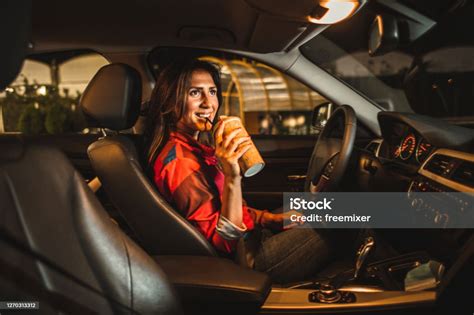 arabada oturan ve geceleri kahve içen kadın sürücü stok fotoğraflar and gece‘nin daha fazla