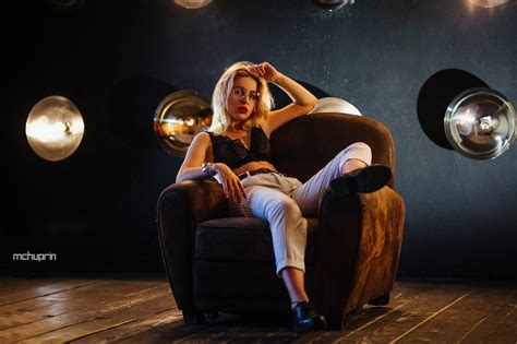 壁纸 Maksim Chuprin 模型 金发女郎 坐着 长椅 戴眼镜的妇女 看着观众 纹身 黑色的胸罩 裤子 室内