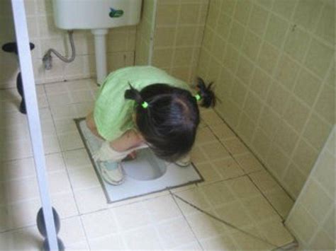 小女孩蹲下来如厕 女孩子上幼儿园厕所 3 伤感说说吧