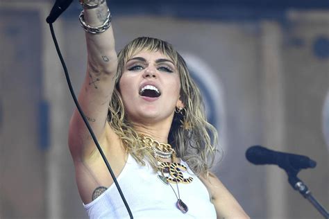 Miley Cyrus The Strokes Y Foo Fighters Encabezan El Lollapalooza Argentina 2022