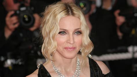 Madonna méconnaissable à ans la star s affiche avec les cheveux roses et les sourcils