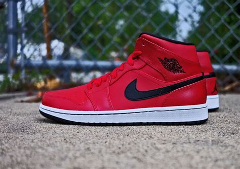 Nike Air Jordan 1 Mid Red
