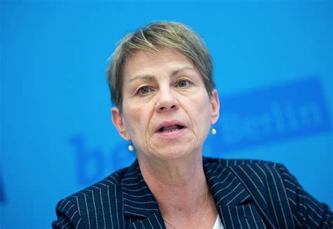 Ihr mann karsten (46) hat bei arbeitszeit und dienstreisen getrickst, wurde aus dem dienst entfernt. Bericht: Berliner Senatorin schützte Giffey-Mann vor ...