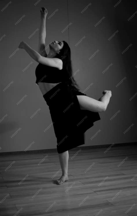 Belle Danseuse De Ballet Moderne Sur La Pointe Des Pieds Qui Pose En
