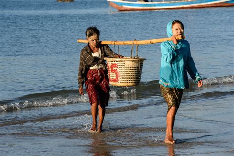 Bringing In The Catch Ngapali Beach Gyeiktaw Myanmar P Flickr