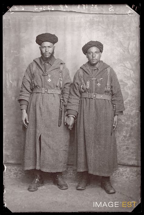 Portrait En Pied De Deux Goumiers Marocains Le Val Dajol Léo