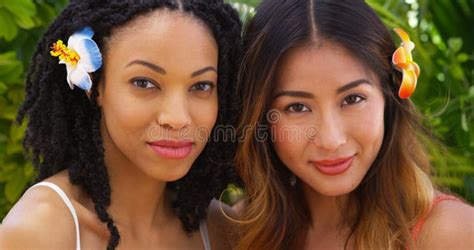 Schöner Afroamerikaner Und Asiatinnen Im Urlaub Zusammen Stockfoto