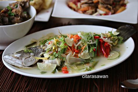 Untuk mengukus ikan kembung yang bisa anda lakukan adalah dengan mengalasi bagian bawah dengan menggukan daun pisang. Siakap Kukus Ala Thai ~ Resepi Terbaik