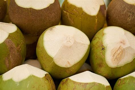 Secara alami, air kelapa berasa manis namun memiliki nilai kalori yang rendah. Manfaat Minum Air Kelapa Muda Setiap Hari: Sehat dan Alami ...