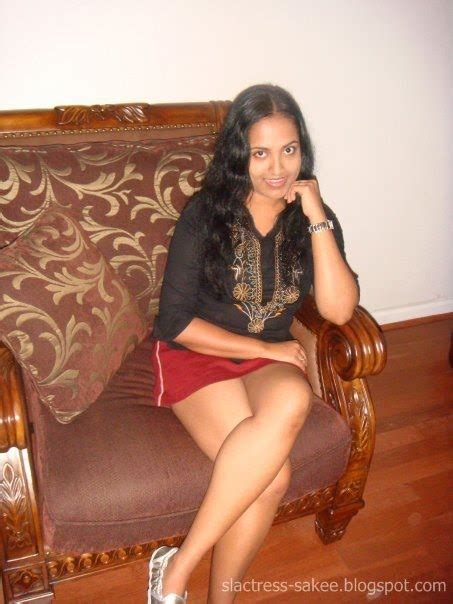 Srilankan Actress Sexy Sunali Ratnayaka Showing Her Thigh