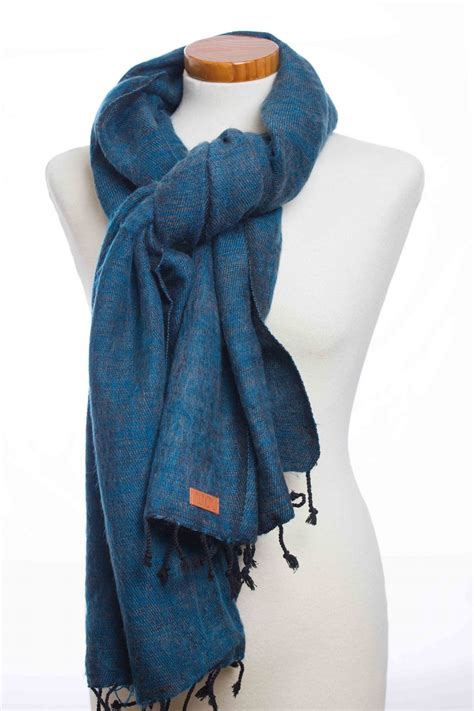 नेपाल) is a landlocked country in the himalayas in south asia. sjaal-omslagdoek donker blauw (dark blue plain) Puur Nepal