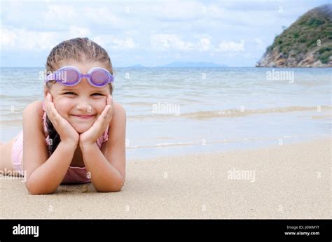 Glückliche Kleine Mädchen Liegen Auf Dem Sand Am Strand Weibliche