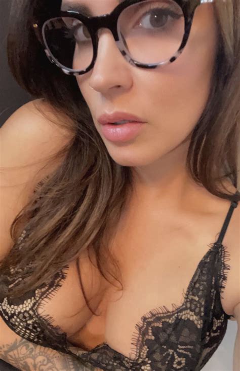 My Glasses Make My Eyes Look Bigger I Think It Makes Me Look Nerdy 44f R Girlswithglasses