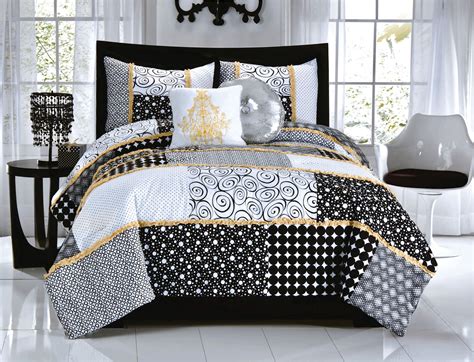 Black and white embroidery design from the palestinian traditional tatreez embroidery comforter. Pin on Potter room